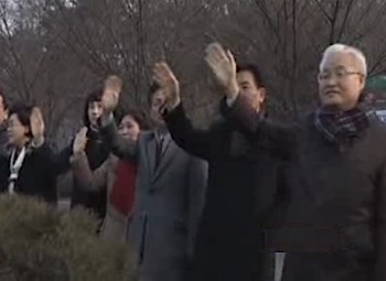 Koreans cheer food aid delivery